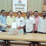 धोकादायक व्यापारी मार्केटच्या पुनर्बांधणीसाठी व्यापाऱ्यांचे नगराध्यक्ष संदेश पारकर यांना निवेदन