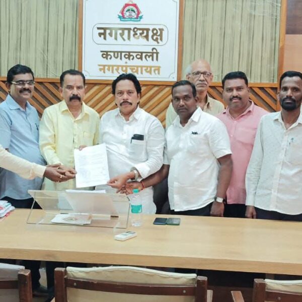 धोकादायक व्यापारी मार्केटच्या पुनर्बांधणीसाठी व्यापाऱ्यांचे नगराध्यक्ष संदेश पारकर यांना निवेदन