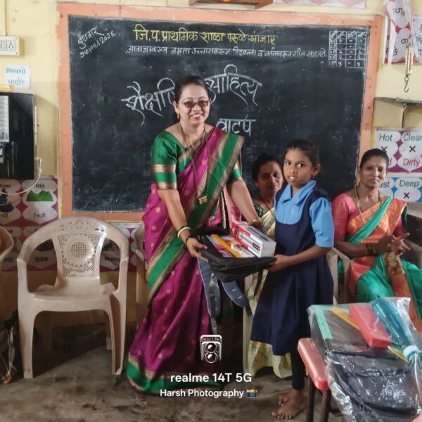 सानिका केअरटेकरच्या संचालिका सानिका तुळसकर यांच्याकडून परुळे आजारवाडी येथील विद्यार्थ्यांना शैक्षणिक साहित्य वाटप