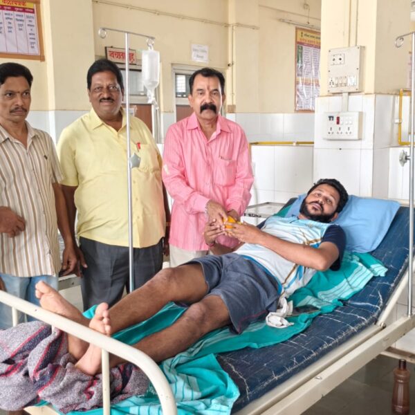 माऊली मित्रमंडळाचा सामाजिक उपक्रम; रुग्णांना फळे वाटप करून नितेश राणे यांचा वाढदिवस साजरा