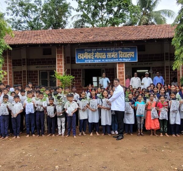 पालकमंत्री मा.श्री.नितेशजी राणे यांच्या वाढदिवसानिमित्त हरकुळ बुद्रुक मतदार संघात “शालेय विद्यार्थ्यांना 2500 रक्तचंदन रोपांचे वाटप”