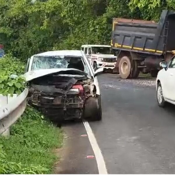 माडखोल-धवडकी येथे कार व दुचाकी यांच्यात अपघात
