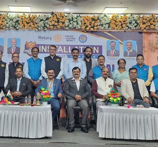 कुडाळ रोटरी क्लबचे नूतन अध्यक्ष मकरंद नाईक, सेक्रेटरी राकेश म्हाडदळकर, खजिनदार डॉ.जयश्री केसरे यांनी दिमाखदार सोहळ्यात आज केले पदग्रहण.