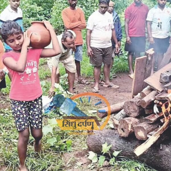 ११ वर्षांच्या लेकीने दिला आईच्या चितेला अग्नी
