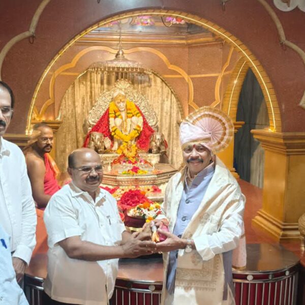 वाढदिवसानिमित्त नगराध्यक्ष संदेश पारकर यांनी घेतले भालचंद्र महाराजांचे दर्शन