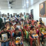 दिवंगत हेमलता कुडाळकर यांच्या स्मृती प्रित्यर्थ नगरसेवक विलास कुडाळकर व त्यांच्या कुटुंबीयांच्या वतीने आंबेडकर नगर मधील विद्यार्थ्यांना शैक्षणिक साहित्य वाटप