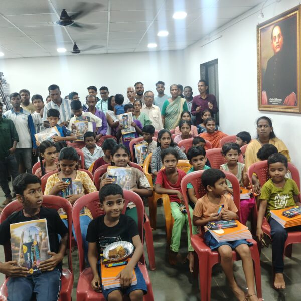 दिवंगत हेमलता कुडाळकर यांच्या स्मृती प्रित्यर्थ नगरसेवक विलास कुडाळकर व त्यांच्या कुटुंबीयांच्या वतीने आंबेडकर नगर मधील विद्यार्थ्यांना शैक्षणिक साहित्य वाटप