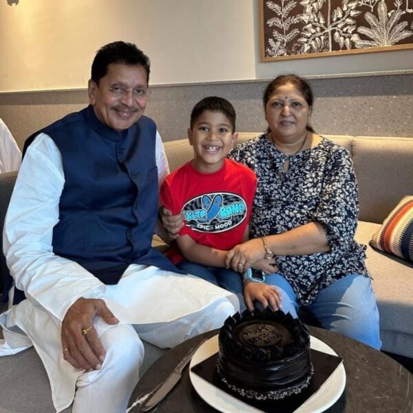 आमदार दीपक केसरकर यांचा मुंबईत कुटुंबियांसोबत वाढदिवस साजरा