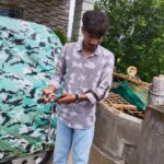 कणकवलीत घराच्या परिसरात आलेल्या सर्पाला सर्पमित्र यश वर्दमकडून जीवदान