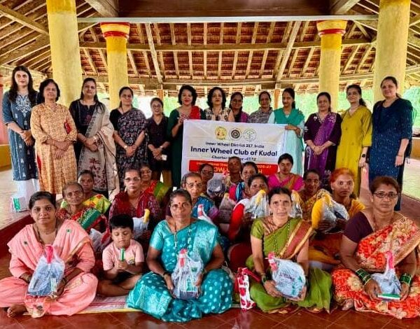 इनरव्हिल क्लब कुडाळकडून चेंदवणमधील 25 महिला शेतक-यांना बहुउपयोगी शेतकरी किटचे वाटप