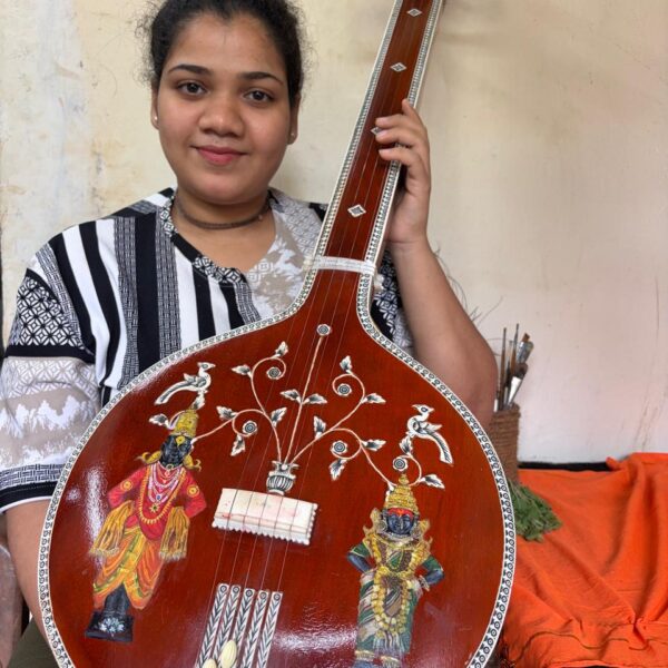 वीणेवर अवतरले विठ्ठल-रुक्मिणी आषाढी एकादशीला भक्ती आणि कलेचा अनोखा संगम!