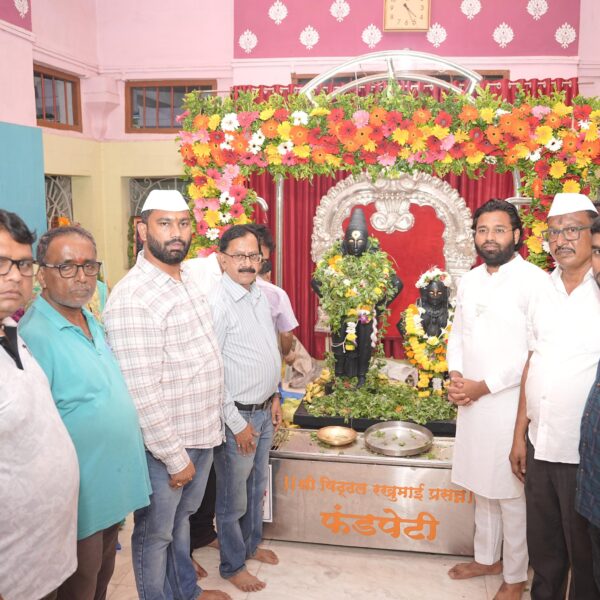 “राम कृष्ण हरीच्या” जयघोषाने सावंतवाडी दुमदुमली: आषाढी एकादशीनिमित्त भाजप युवा नेते विशाल परब यांनी घेतले विठ्ठल-रुक्मिणीचे दर्शन