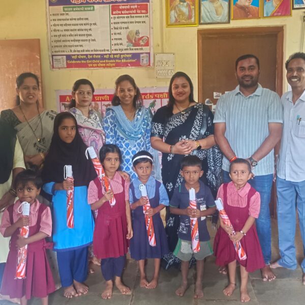 कुडाळ शहरातील १४ अंगणवाडी शाळेतील विद्यार्थ्यांसह अंगणवाडी सेविका व मदतनीस यांना कुडाळ शिवसेनेकडून मोफत छत्री वाटप