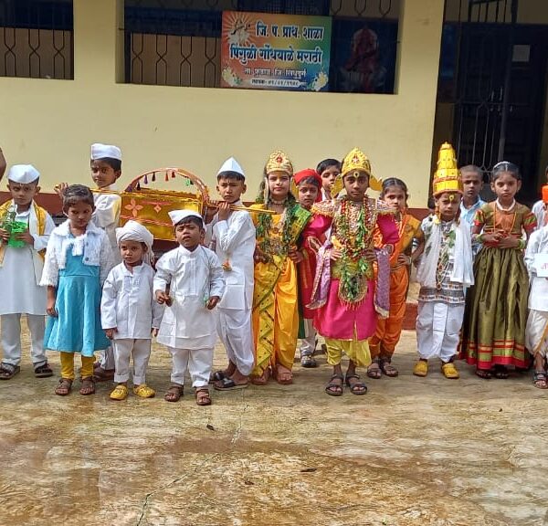 आषाढी एकादशीनिमित्त पिंगुळी जि. प. प्राथमिक गोंधयाळे शाळेची वारकरी दिंडी ठरली लक्षवेधी.