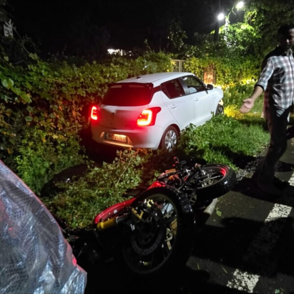 स्विफ्ट कार आणि दुचाकी यांच्यात अपघात