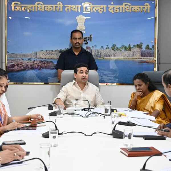 आगाऊ धान्य वितरणाच्या निर्णयाचा पालकमंत्री नितेश राणे यांनी घेतला सखोल आढावा