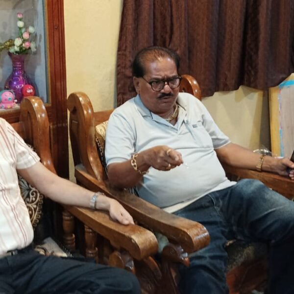 समाज सेवक श्री संजय बाबी मालंडकर यांनी मैत्री दिनाच्या शुभेच्छा देण्यासाठी दिली भेट