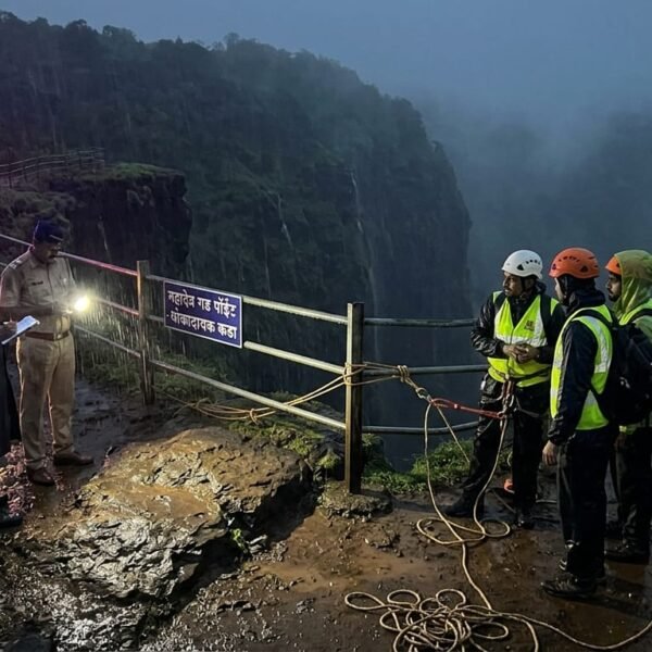 महादेव गड पॉईंटवरून पर्यटक डॉक्टर ४०० फूट खोल दरीत कोसळला