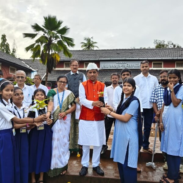🌱 ३० गट, १५० विद्यार्थी, ३० सागाची रोपे… आता वर्षभर ‘झाड जगवण्याची’ परीक्षा!