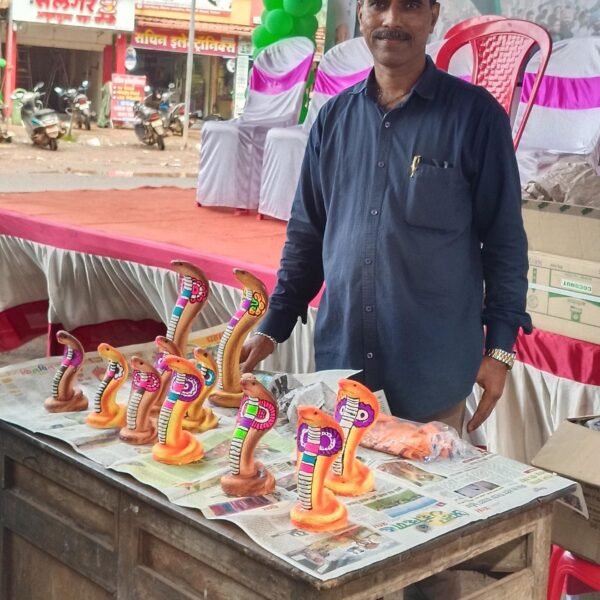 नागपंचमीच्या पार्श्वभूमीवर तळेरे बाजारपेठेत नागमूर्त्या दाखल
