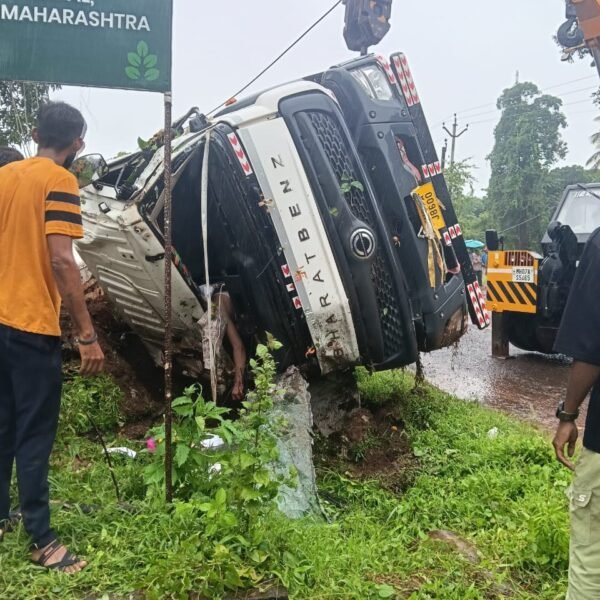 कुडाळ एमआयडीसी येथे भीषण अपघात