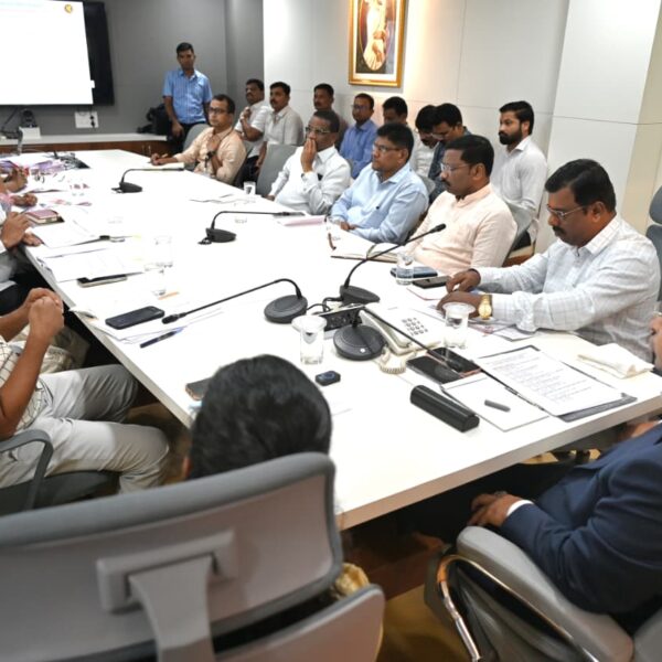 हळवल रेल्वे उड्डाणपुलाच्या जोडरस्त्यांचा सुधारित भूसंपादन प्रस्ताव सोमवारी सादर करा – पालकमंत्र्यांचे निर्देश