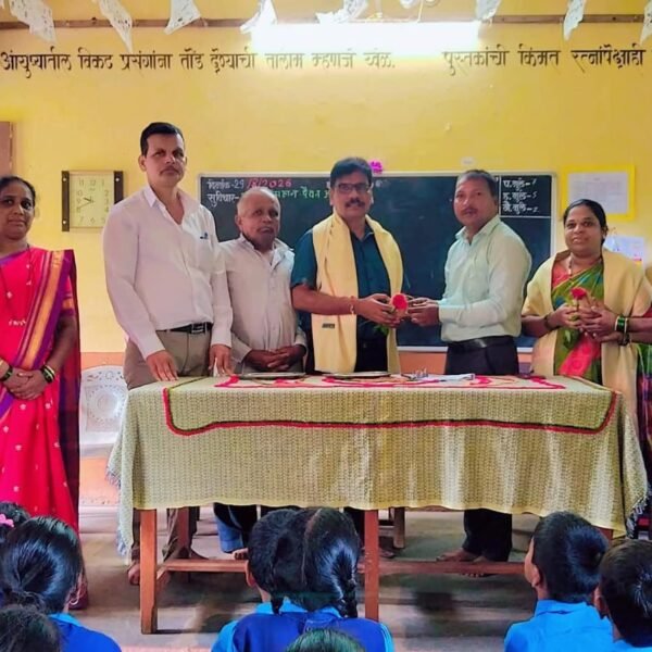 साळगाव नंबर २ शाळेला कॉम्प्युटर व ऑफिस टेबलची मोलाची भेट