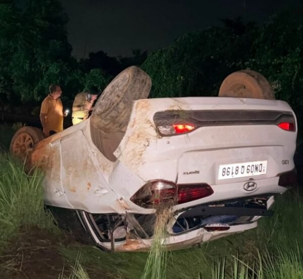 इन्सुली येथे भरधाव कार दुभाजकावर आदळली