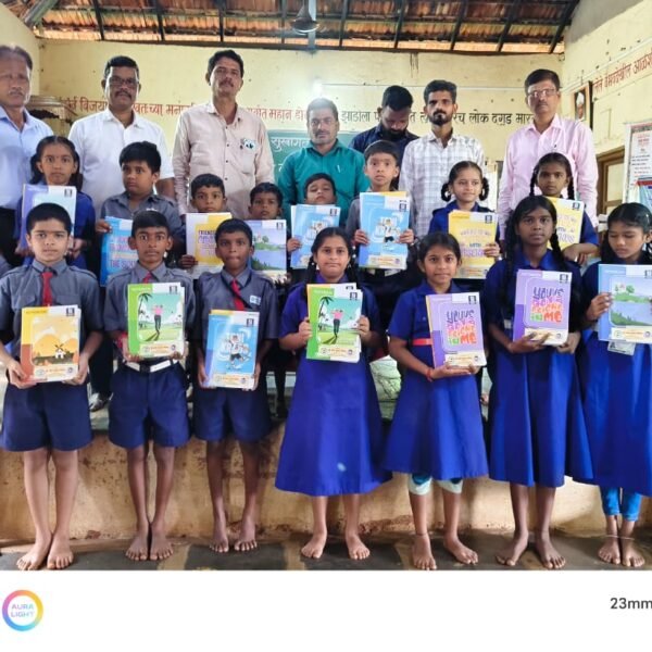 शिरवल येथे ‘प्राण जीवन सहयोग संस्थे’कडून विद्यार्थ्यांना वह्यांचे वाटप