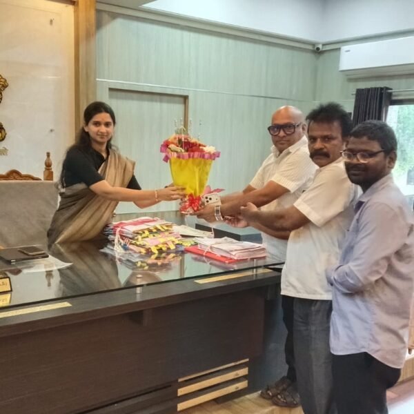 सिंधुदुर्ग जिल्हा परिषद मुख्य कार्यकारी अधिकारी अपूर्वा बासुर यांची भेट घेऊन सदिच्छा व विविध समस्यांचे निवेदन…