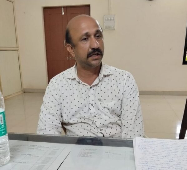 कुडाळ नगरपंचायतच्या स्वच्छता निरीक्षकांना रंगेहाथ पकडले