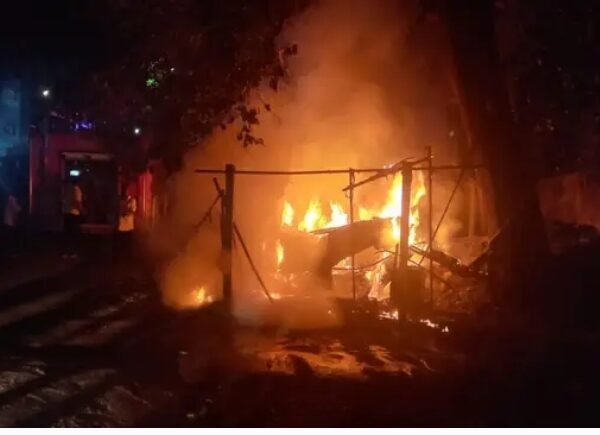 कुडाळमध्ये दुचाकी गॅरेजला अचानक आग