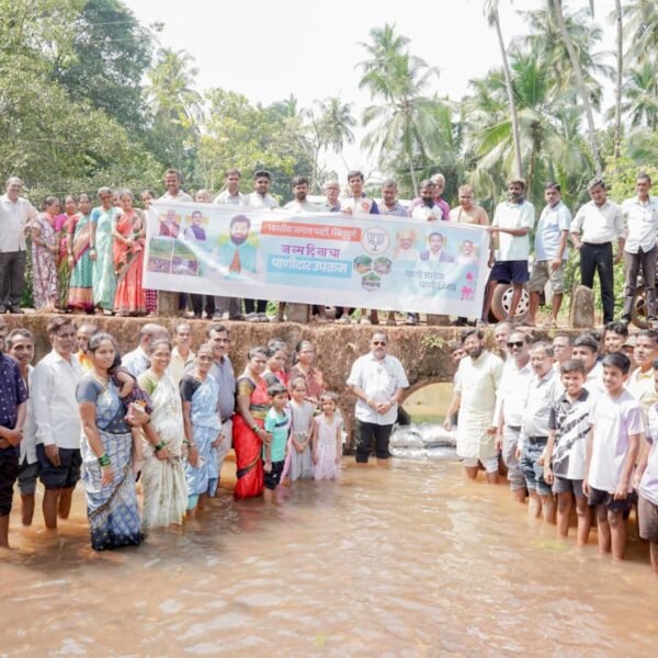 भाजप प्रदेशाध्यक्ष रविंद्र चव्हाण यांच्या आदेशानुसार, पालकमंत्री नितेश राणे यांच्या मार्गदर्शनाखाली युवा नेते विशाल परब यांनी शेतकऱ्यांच्या बांधावर जाऊन घातला पहिला वनराई बंधारा