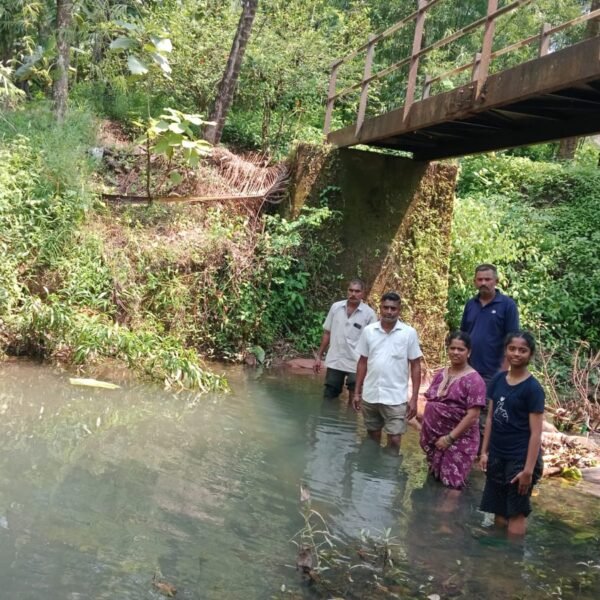 किनळोस येथे शेतकऱ्यांनी बांधला वनराई बंधारा