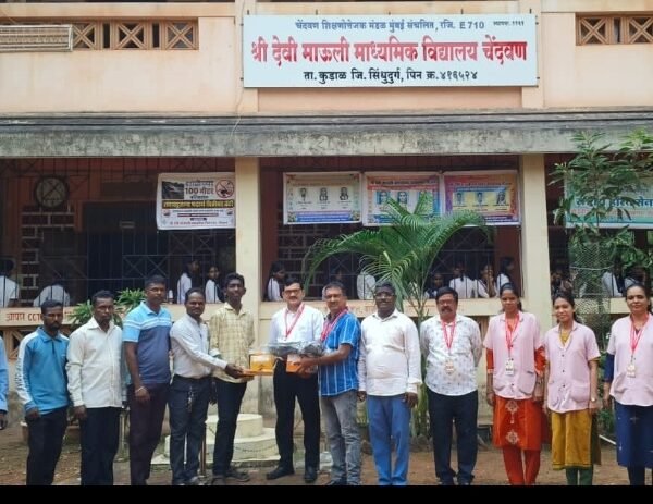माजी विद्यार्थ्यांकडून श्री देवी माऊली विद्यालयाला क्रीडा साहित्य भेट